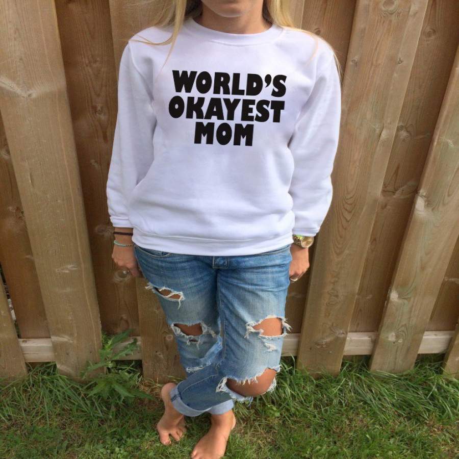 World’s Okayest Mom Women’s Casual Black and White Mother’s Day & Mom’s Birthday Crewneck Sweatshirt