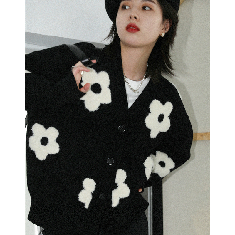 Women Black Cardigan Sweater Short V-neck Outerwear Embroidery Korean Fashion Leisure Lazy Wind Winter Knitting Thickening Coat alx