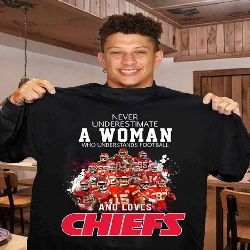 Never Underestimate A Woman Who Understands Football And Loves Chiefs Quotes And Beautiful Members Of Kansas City Chiefs Team Black Men And Women T Shirt S-5Xl