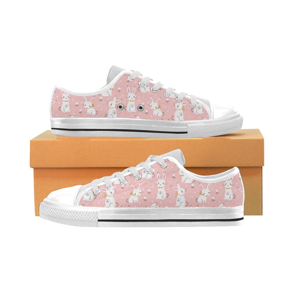 Cute white rabbit flower pink background Men’s Low Top Shoes White