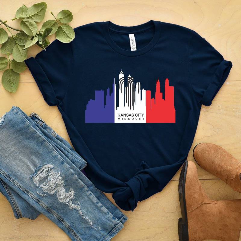 Crushtee Kansas City Skyline W Flag of Kansas City Background T Shirt Gift Kansas City, Missouri Kansas City Tourist Gift Unisex Tee