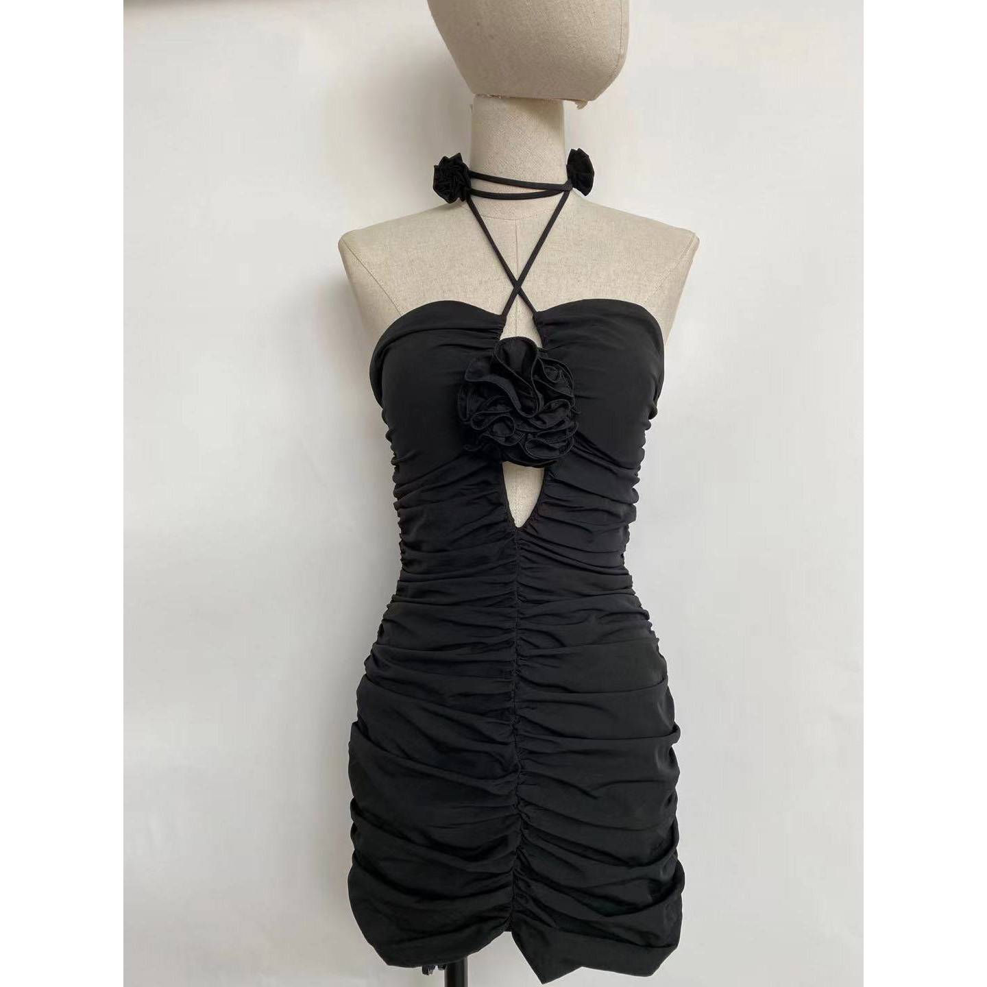 2022 Summer New Designer Black Sexy Flower Halter Dress Female Temperament Hot Girl Pleated Banquet Party Dresses Luxury Brand alx