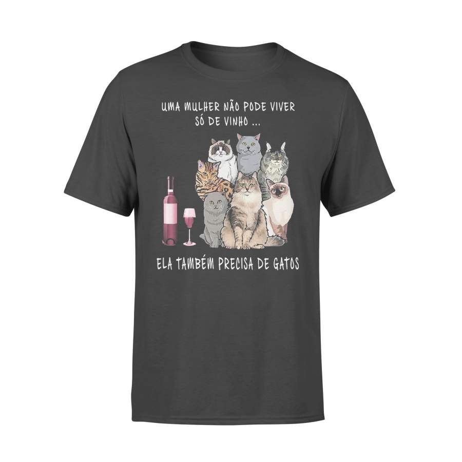 Uma Mulher Nao Pode Viver So De Vinho Ela Tambem Precisa De Gatos T-shirt