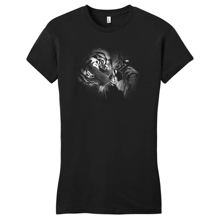 Close-up Tiger and Cub on Black – Women’s Fitted T-Shirt