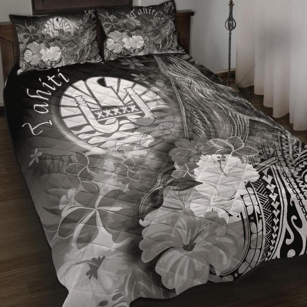 Tahiti Quilt Bed Set – Humpback Whale With Tropical Flowers (White)