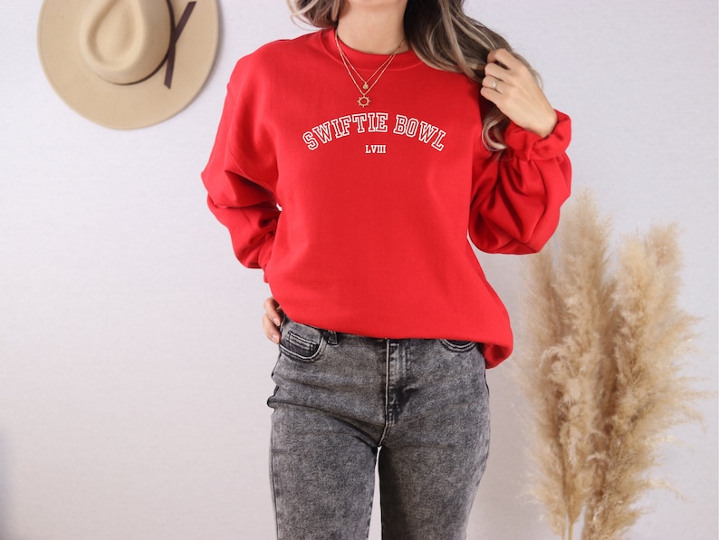 Swiftie Bowl Sweater, Chiefs Sweater, Super Bowl Crewneck, Big Game Sweatshirt, Football Wife Sweater, Game Day Outfit, Big Game Outfit Fashion24Hs