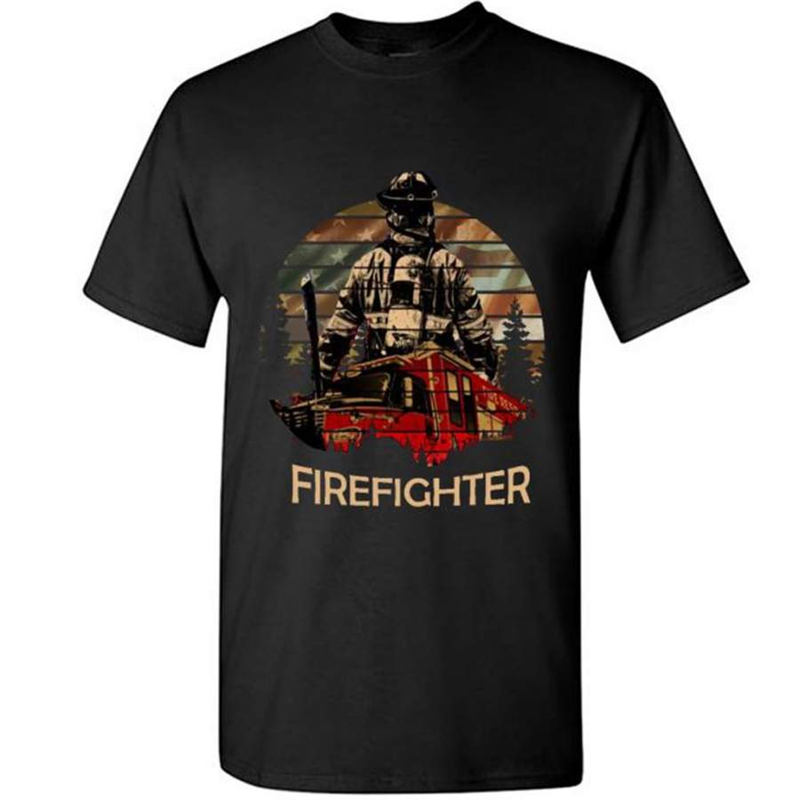 Firefighter, Retro Vintage Desing, American Flag – Gildan Short Sleeve Shirt