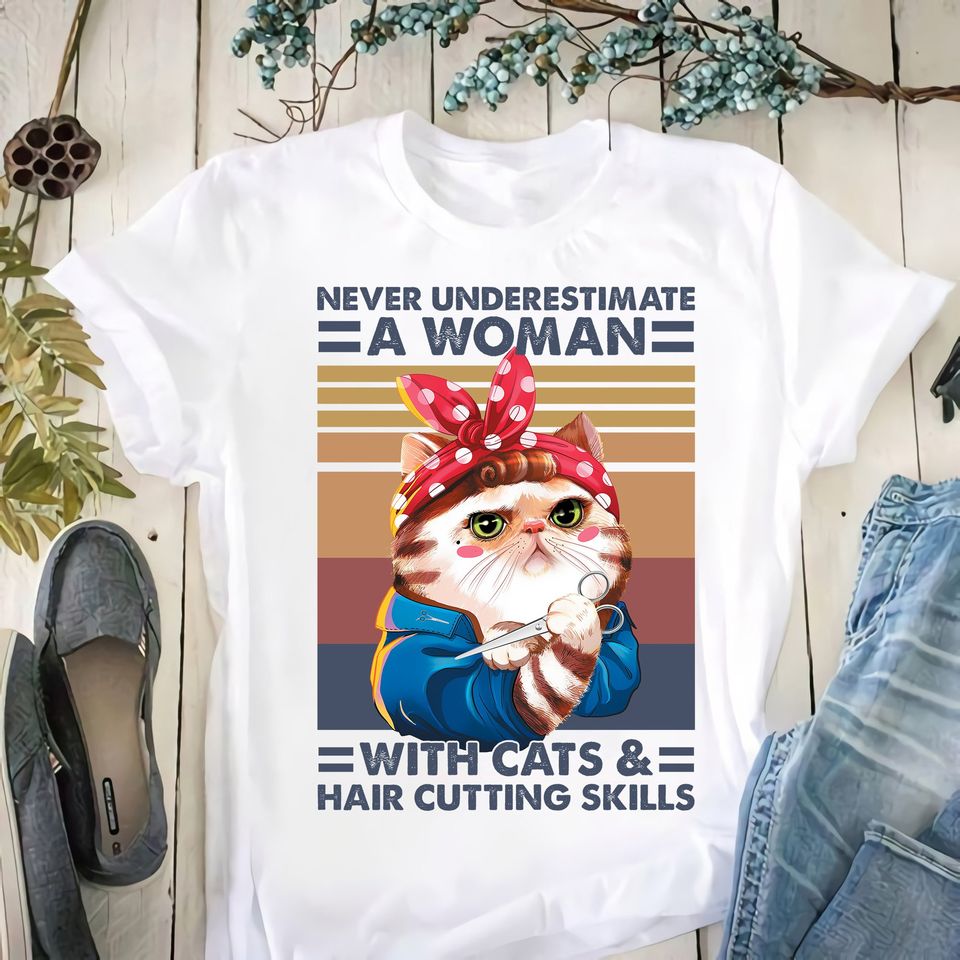 Never Underestimate A Woman With Cats & Hair Cutting Skills Standard T-Shirt