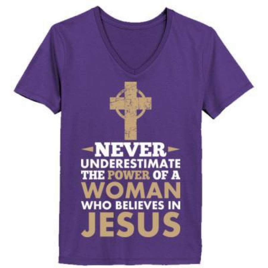 AGR Never Underestimate The Power Of A Woman Who Believe In Jesus – Ladies’ V-Neck T-Shirt