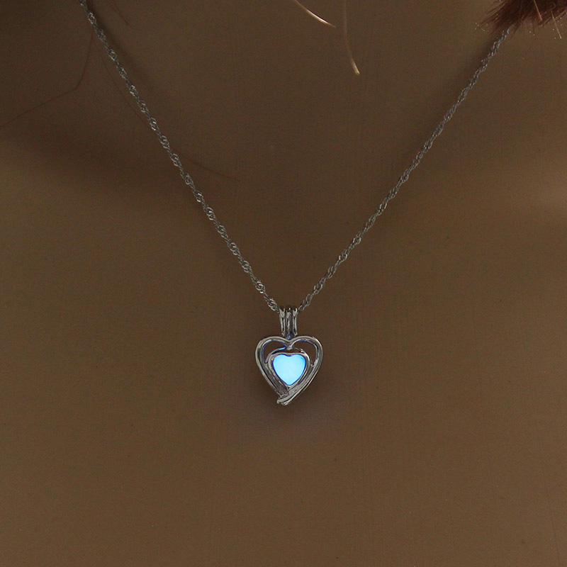 Three Colors Are Available Glowing In the Dark Necklace Jewelry For Women Hollow Heart Luminous Necklace Pendant Wholesale GiftS alx