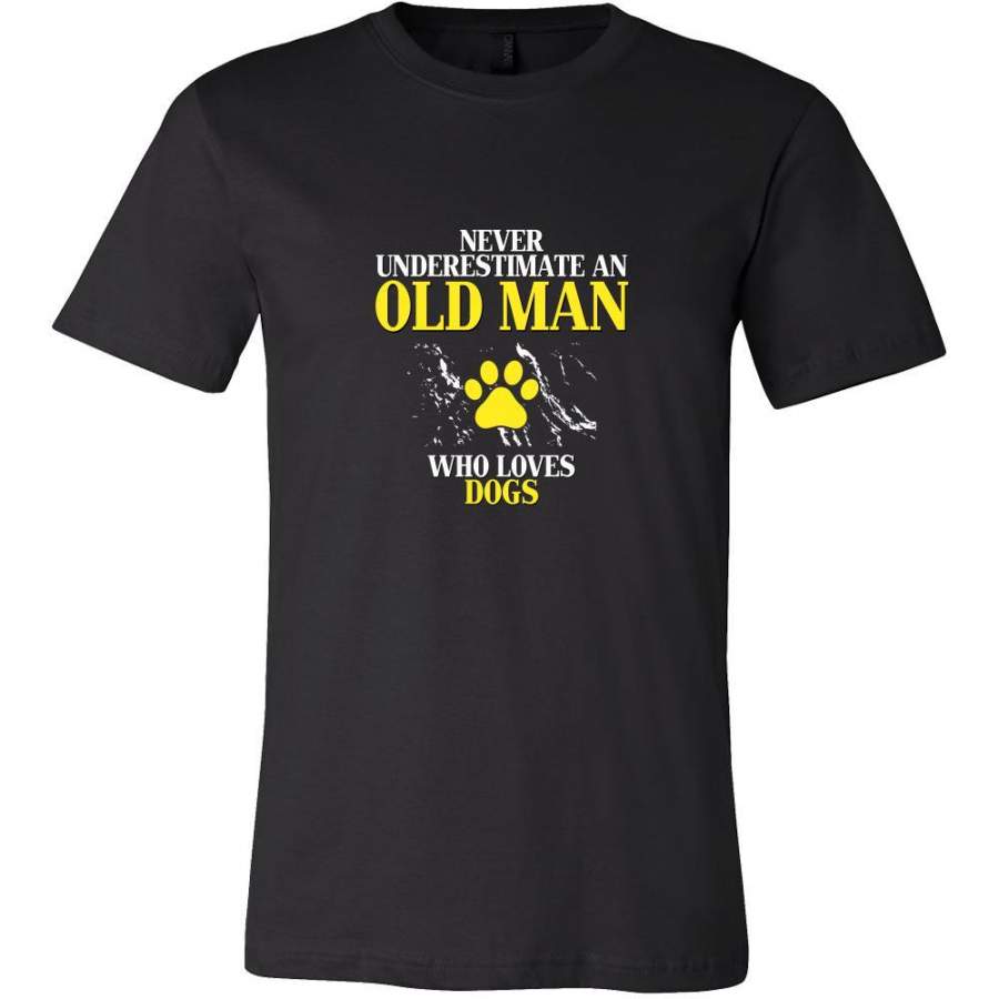 Dog Shirt – Never underestimate an old man who loves dogs Grandfather Pets Gift