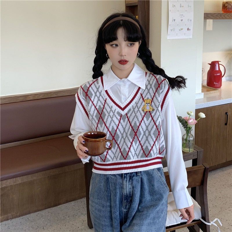 Vintage Argyle Sweater Vest Women 2021 Korean Style Cute Teddy Bear Embroidery Stripe V Neck Short Knit Tank Top Waistcoat T655 alx