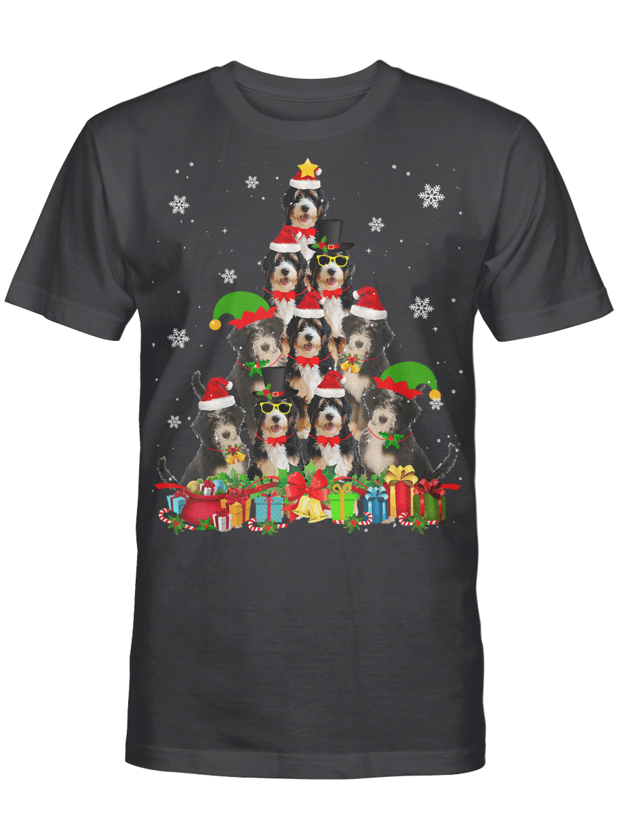 AmazeStyleZ Santa’s Reindeer, Ugly Christmas Sweater, Christmas Gift Ideas, Bernedoodle Christmas Tree Funny Dog Lover Xmas Gifts T-Shirt