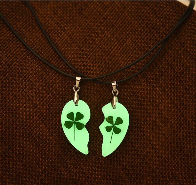 Suteyi Clover Luminous Couple Necklaces 2 Pcs Heart Shape Pendant Necklace Natural Dried Flower Glow In The Dark Jewelry Gift alx