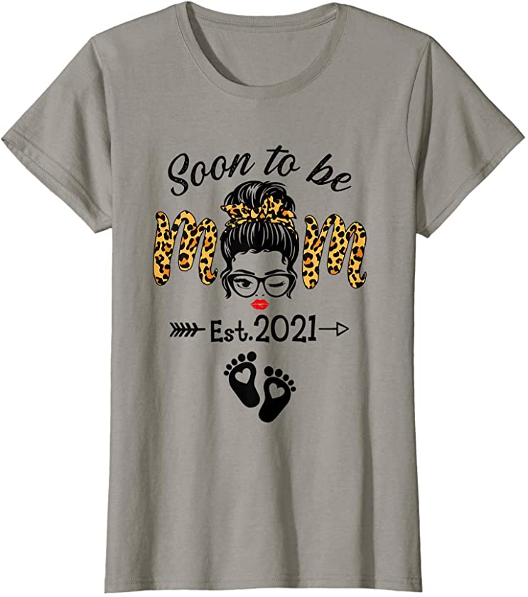 Womens Soon To Be Mom 2021 Shirt Pregnancy Mom Leopard Messy Bun T-Shirt