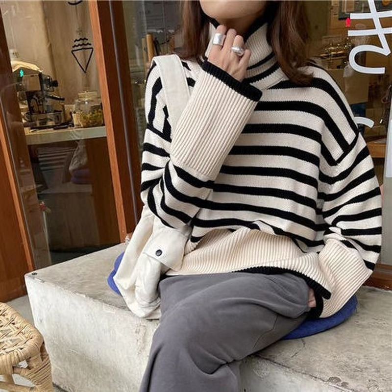 College style striped bat-sleeve turtleneck sweater for female students autumn and winter new loose black and white sweater alx