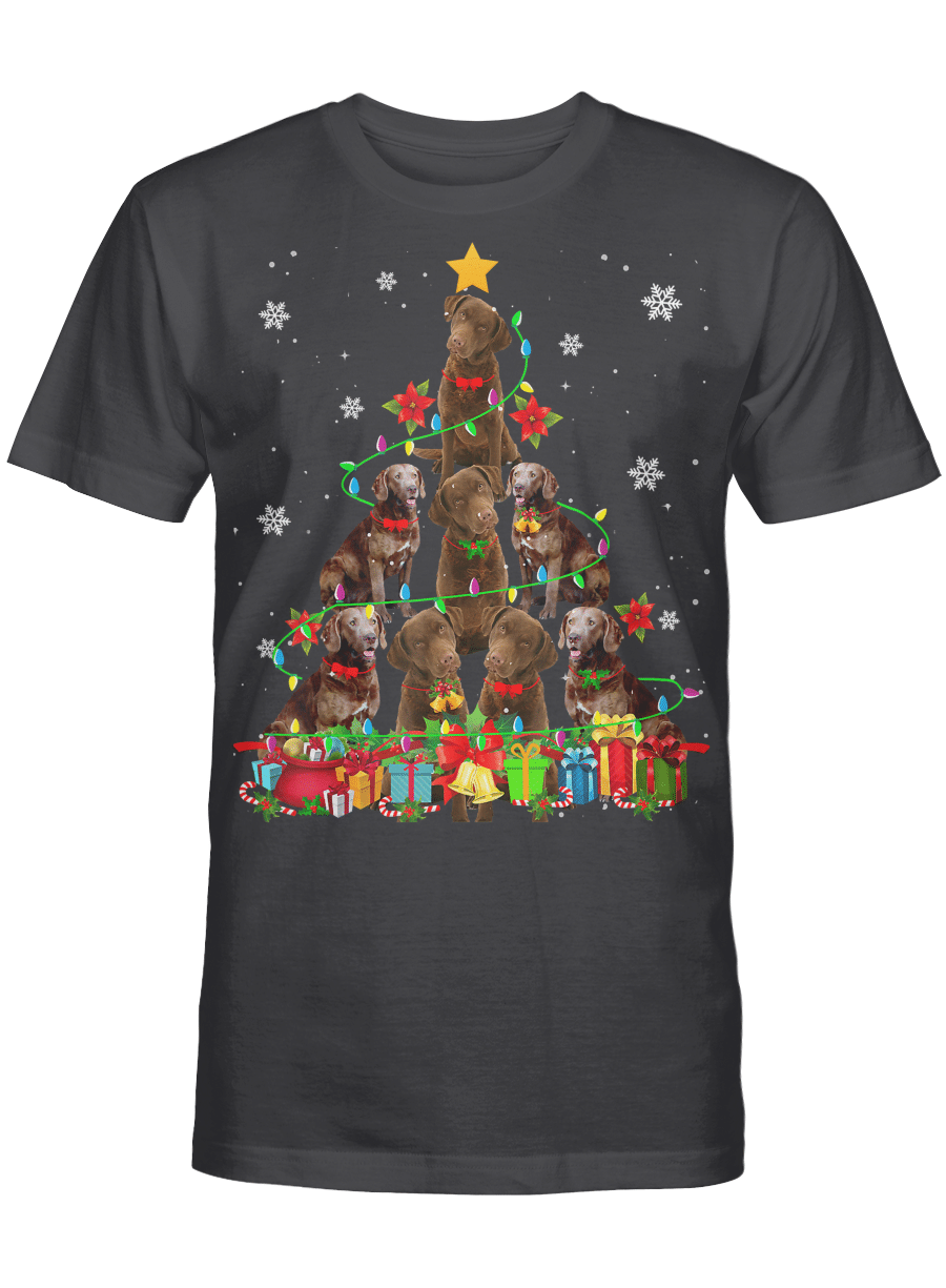 AmazeStyleZ Santa’s Reindeer, Ugly Christmas Sweater, Christmas Gift Ideas, Chesapeake Bay Retriever Christmas Tree Cute Dog Lover Gifts T-Shirt