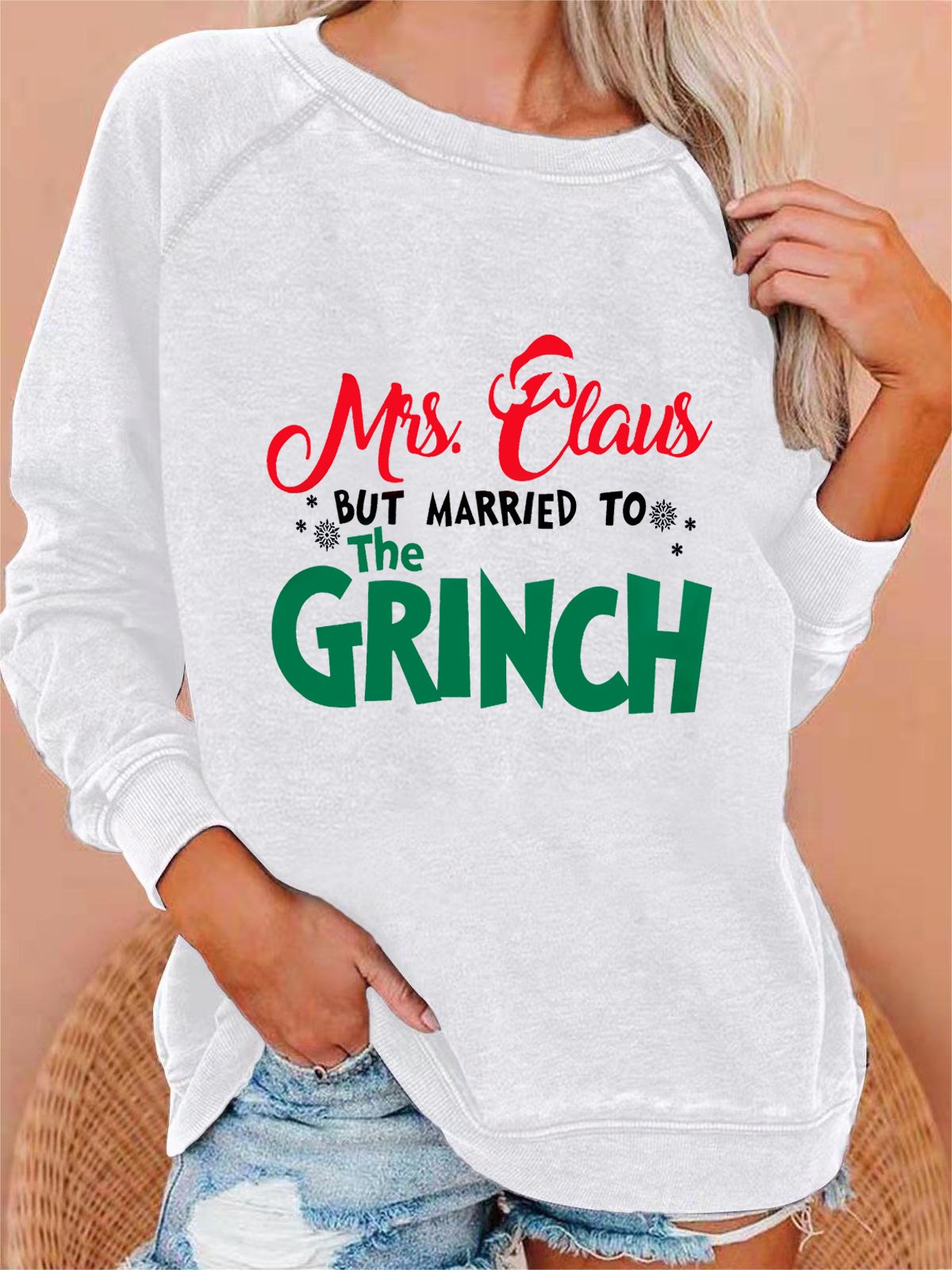 Women’S Mrs. Claus But Married To The Grinch Print Sweatshirt