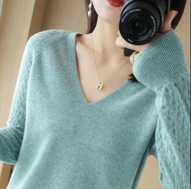 Autumn And Winter New V-Neck Woolen Sweater Women’s Short Sweater Ioose And Thin Solid Color Hollow Iong-Sleeved Knit Bottoming alx