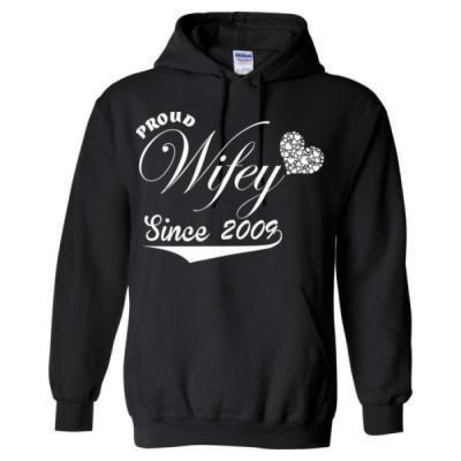 AGR Proud Wifey Since 2009 – Heavy Blend™ Hooded Sweatshirt