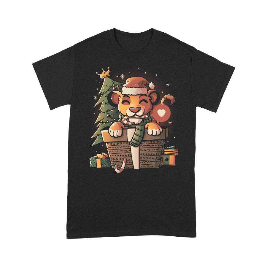 Christmas Gift Adorable Lion Dressed In Santa Claus’s Outfit Is Eating Candy Cane In A Gift Box Next To The Crown Pine – Standard T-shirt