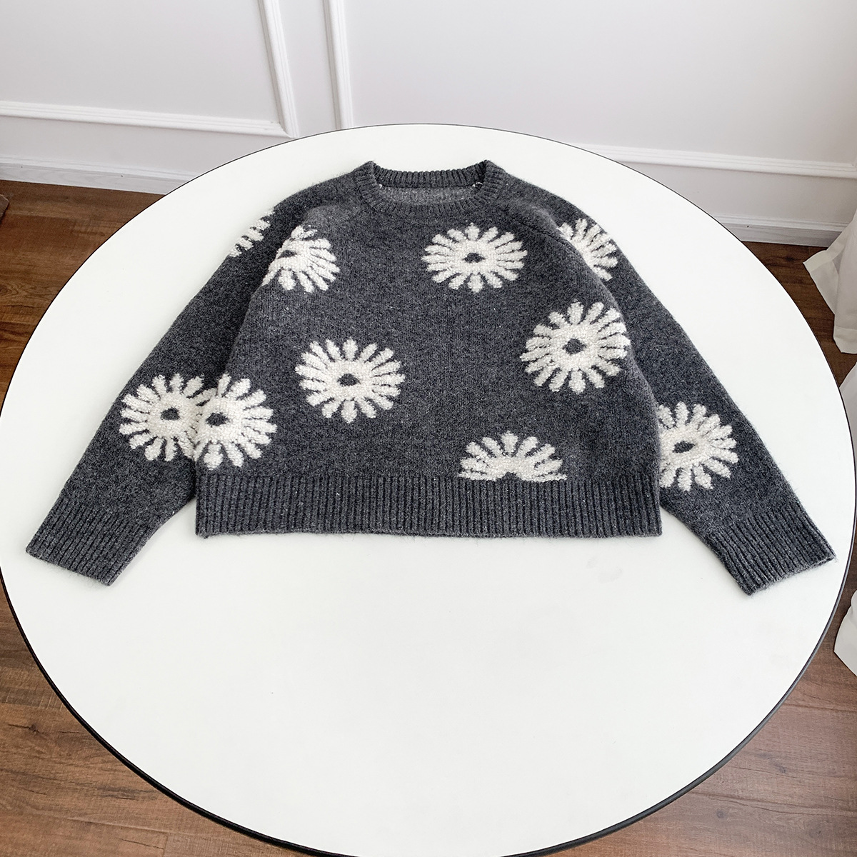 Autumn and winter new round neck set head daisy jacquard wool blended sweater temperament commuter short knitted sweater women alx