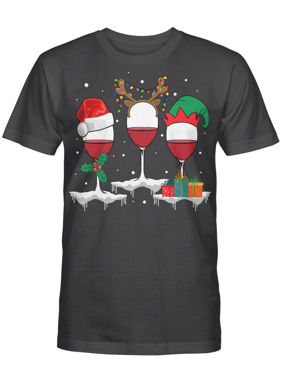 AmazeStyleZ Santa’s Reindeer, Ugly Christmas Sweater, Christmas Gift Ideas, Christmas TreeThree Glasses Wine Christmas Lights Santa Hat ELF Reindeer T-Shirt