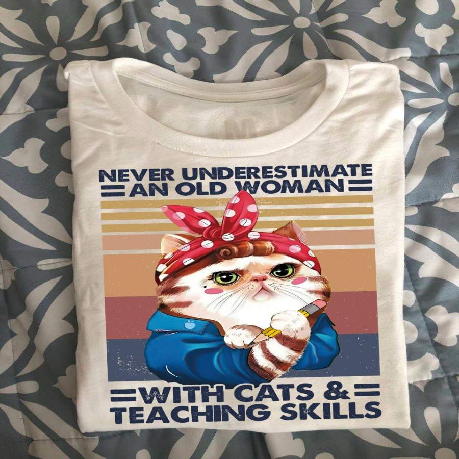 Teacher Never underestimate an old woman Funny Cat Shirt, Cat Lover Gift, Cute Cat T-shirt