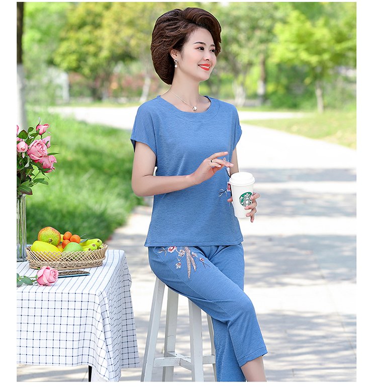 Summer Women Suits Middle-aged Embroidered floral T-shirt top +Cropped trousers Two-piece Set Female Clothing Sets For Female alx