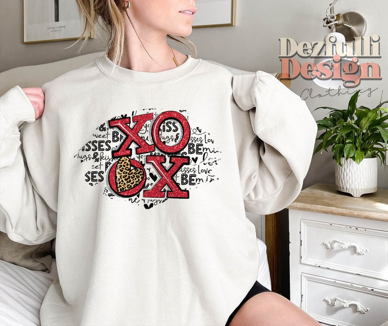 Xoxo Hugs And Kisses Leopard Sweatshirt For Him, Her, Boyfriend, Girlfriend, Wife, Husband Valentines Day Gift