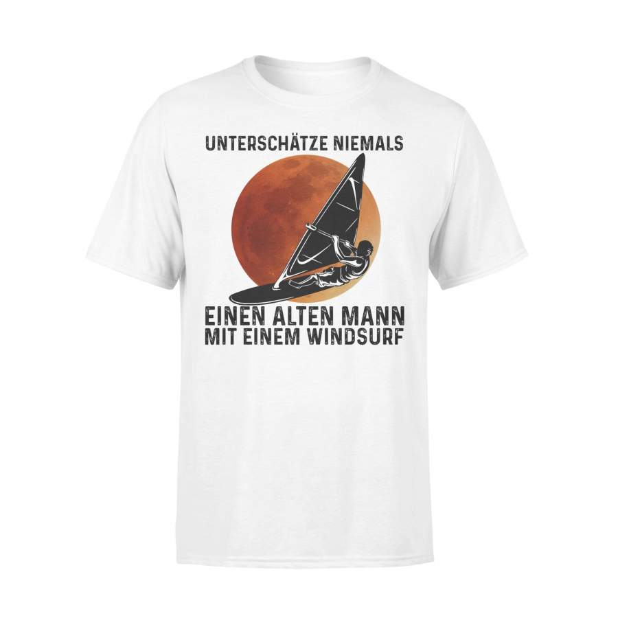 Unterschatze Niemals Einen Alten Mann Mit Einem Windsurf Blood Moon T-shirt