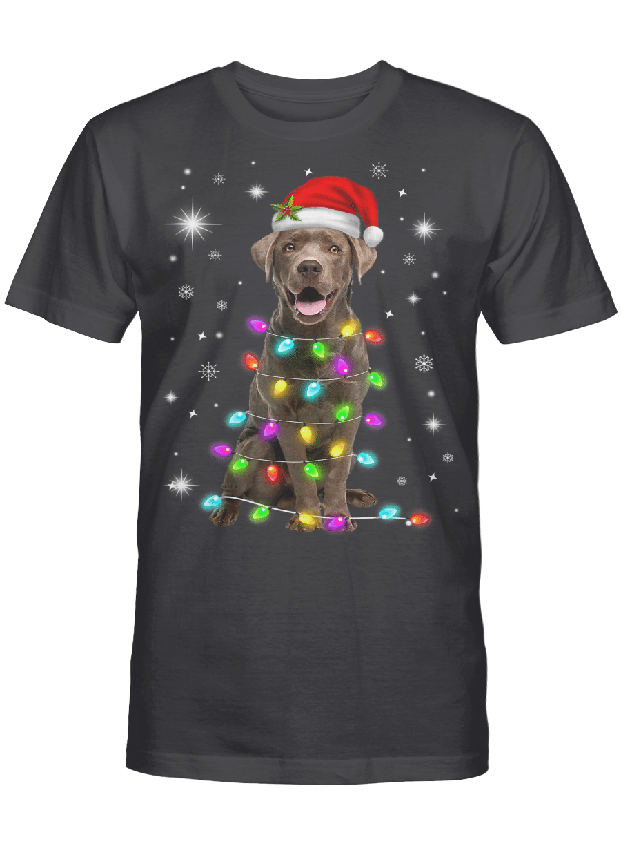 AmazeStyleZ Santa’s Reindeer, Ugly Christmas Sweater, Christmas Gift Ideas, Chocolate Labrador Santa Hat Christmas Fairy Light T-Shirt