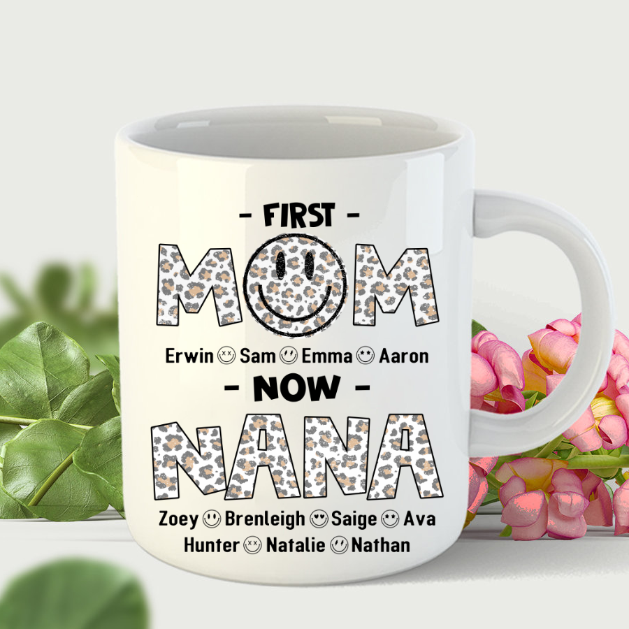 Personalized Mom Grandma With Grandkids Smiley Face Mug