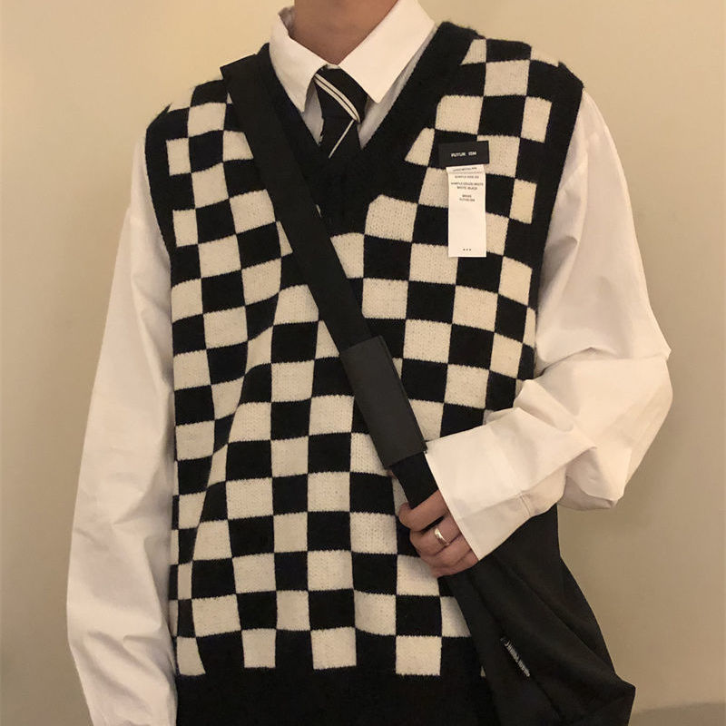 2021 New Autumn Arctic Velvet Checkerboard Pattern Men’s Sweater Vest Retro V-neck Sleeveless Knit Vest Woolen Korean Clothes alx