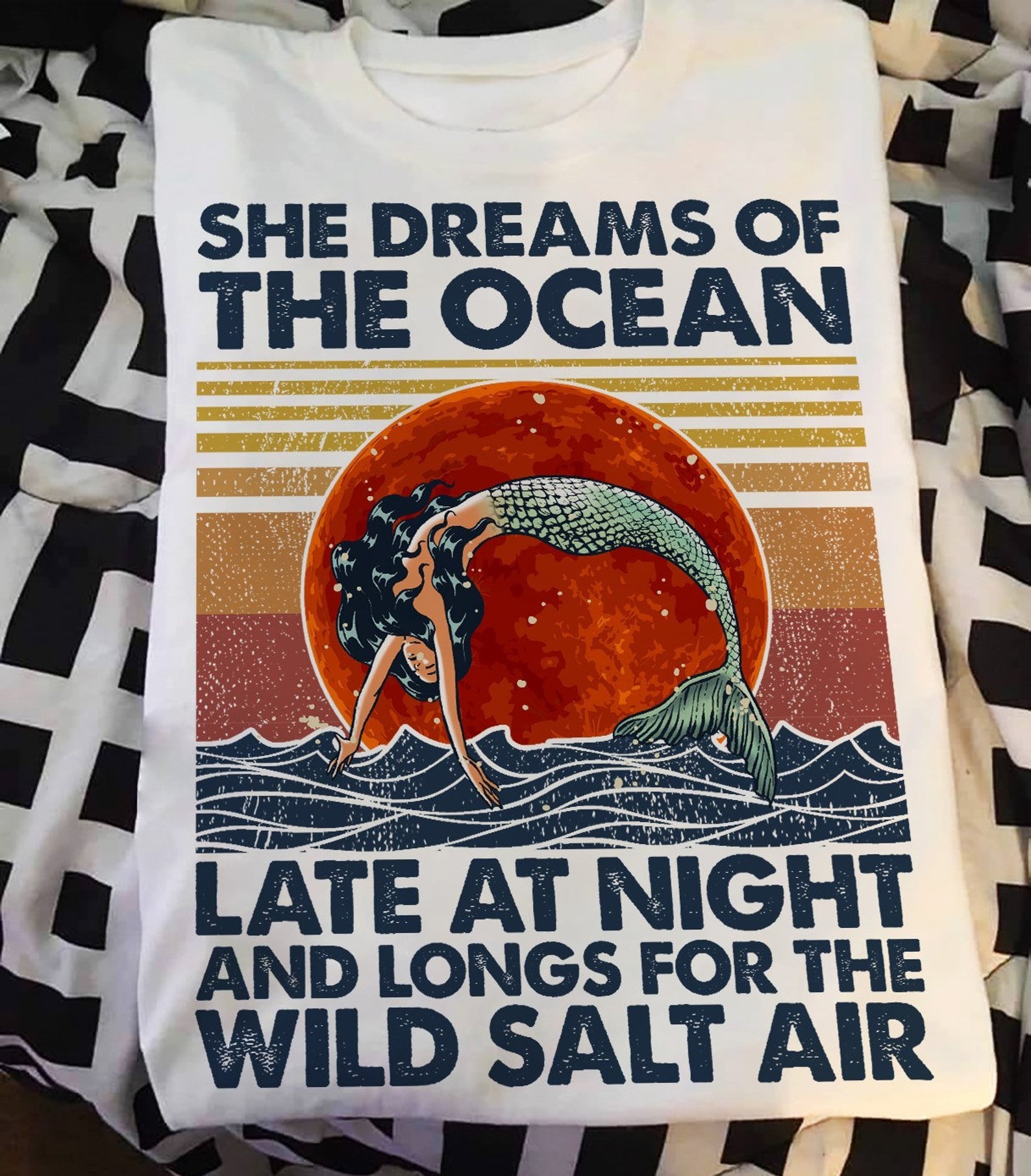 Womens She Dreams Of The Ocean Late At Night And Longs For The Wild Salt Air Vintage Mermaid T-shirt