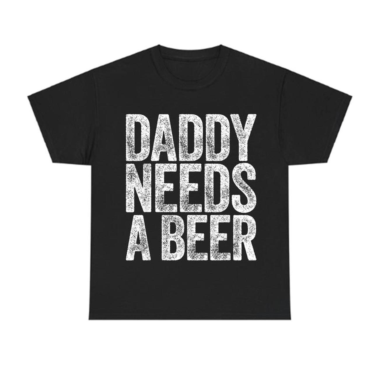 Daddy Needs A Beeer T-Shirt, Funny Men’s Drinking Graphic Tee, Casual Menswear Top Streetwear, Perfect for Father’s Day E5