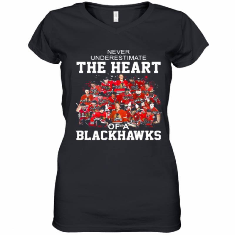 Never Underestimate The Heart Of A Chicago Blackhawks Signatures Women's V-Neck T-Shirt