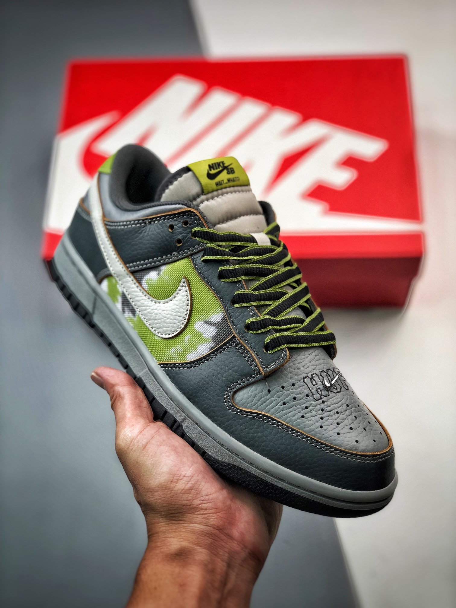 HUF x Nike SB Dunk Low Wait, What! 601381