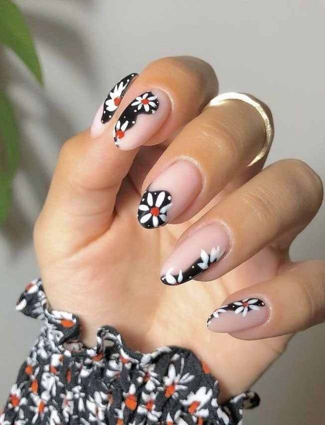 Black Daisy Nails Design | Press On Nails | Fake Nails | Glue On Nails