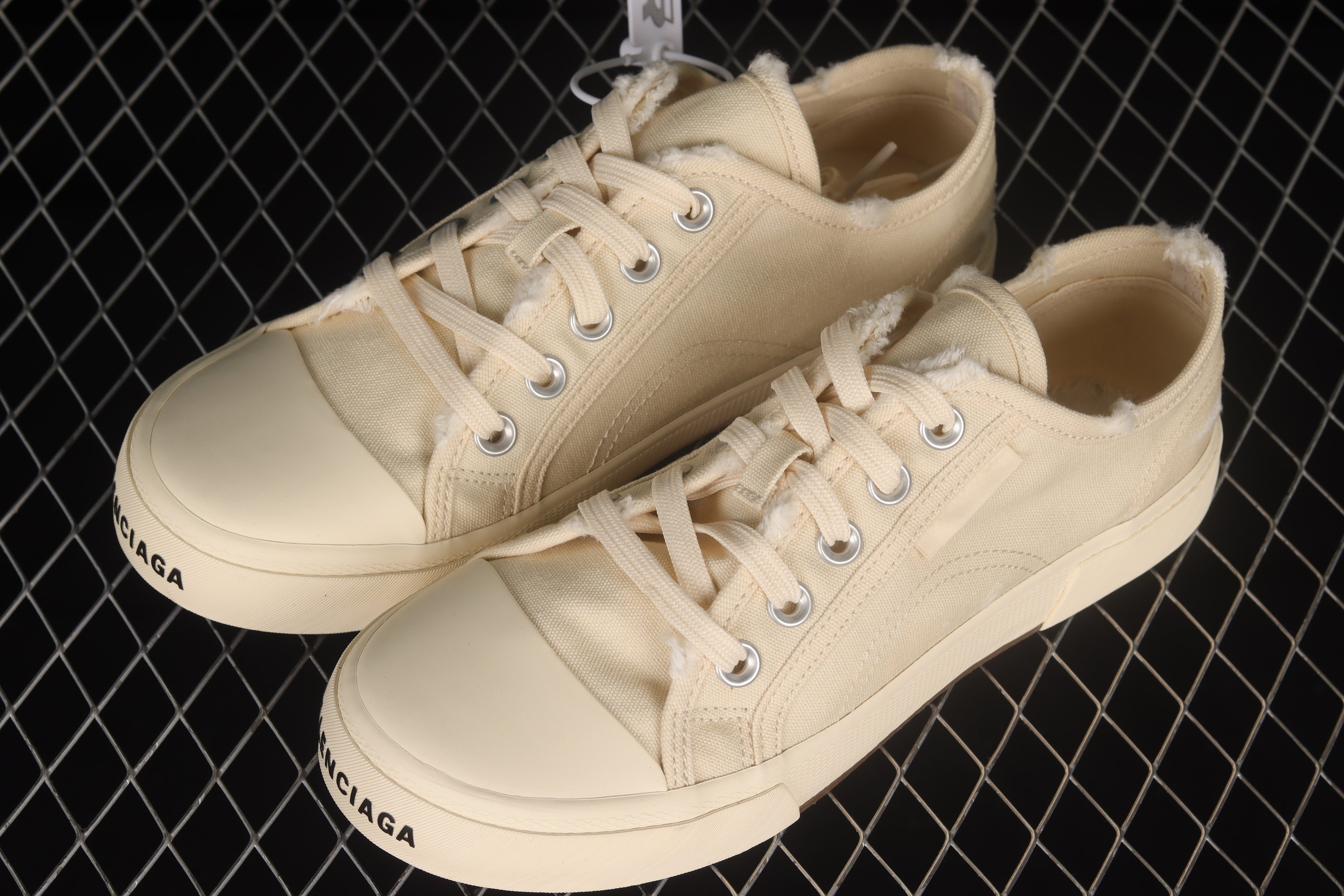 Balenciaga Paris Low Top Shoes Sneakers In Beige SNK414112738