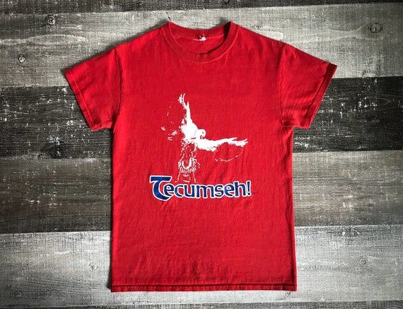 Vintage Native American Indian Chief T Shirt Tecumseh Ohio Souvenir Clothing Red Winged Eagle Print 90 s Graphic Tee Shirt Cotton Size Small