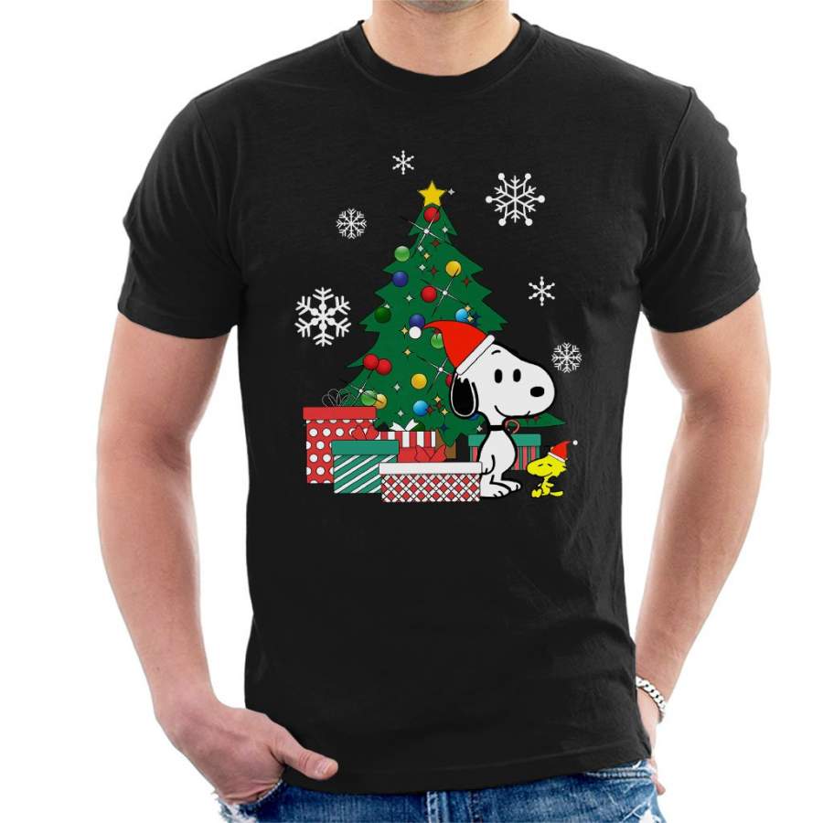 Snoopy And Woodstock Around The Christmas Tree Men’s T-shirt
