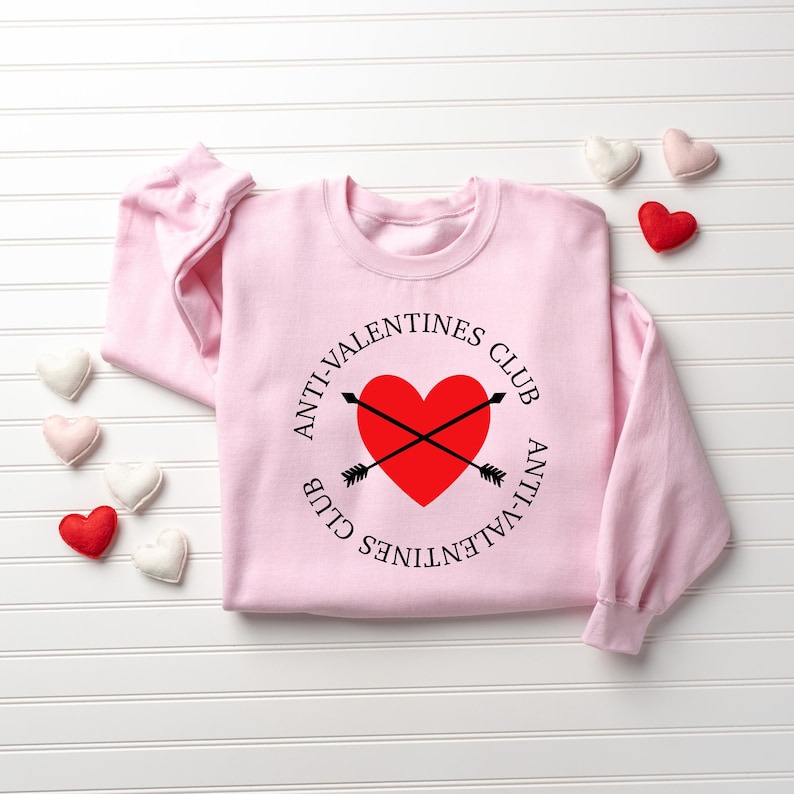 Anti Valentine’s Day Club Sweatshirt, Love Arrows Sweater, Heart Valentine’s Sweat, Love Sucks Sweater, Couple Sweat, Funny Valentine’s Gift