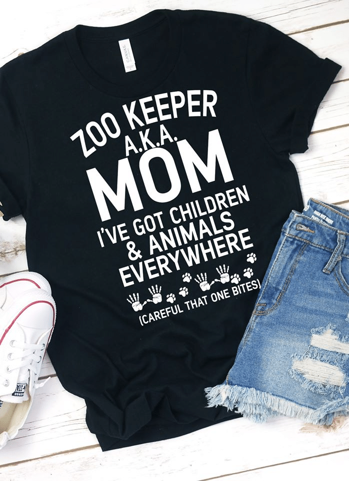 Zoo keeper aka mom i’ve got children and animals everywhere careful that one bites hand T shirt hoodie sweater VA95