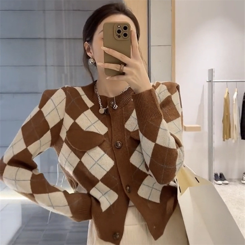 Contrast diamond grid Sweater Coat Women’s 2022 Autumn New Fashionable Retro westernization Short Size Knitted Cardigan QWG1 alx