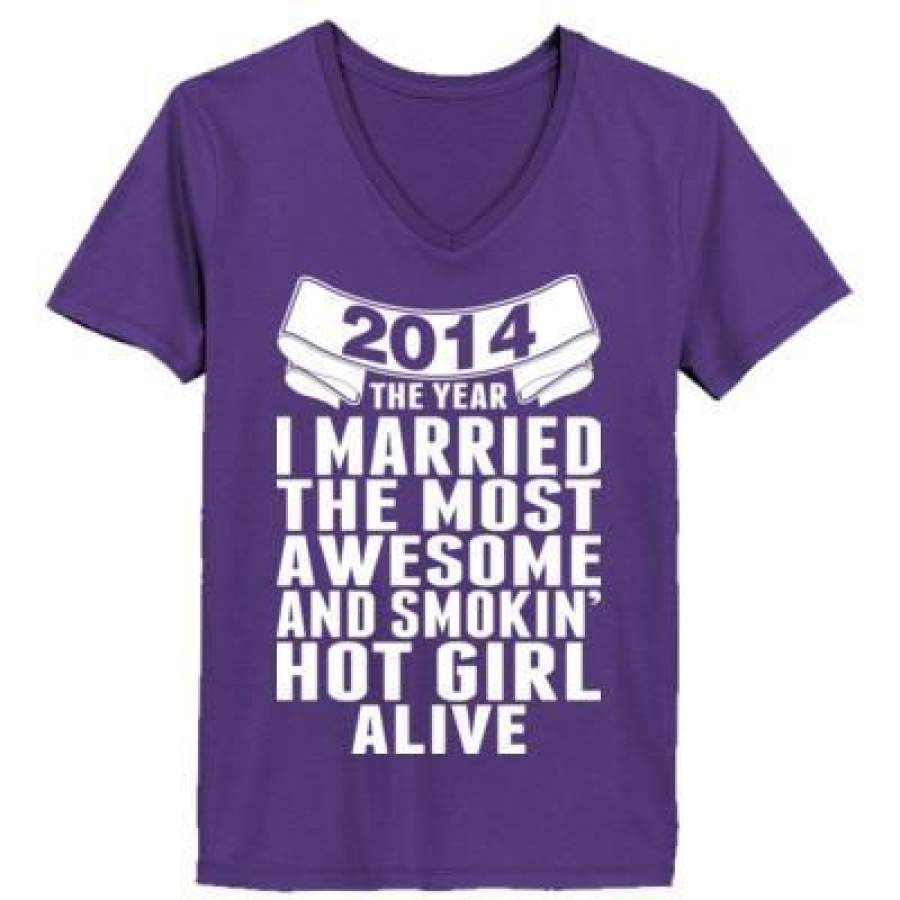 AGR 2014 The Year I Married The Most Awesome And Smokin Hot Girl Alive – Ladies’ V-Neck T-Shirt