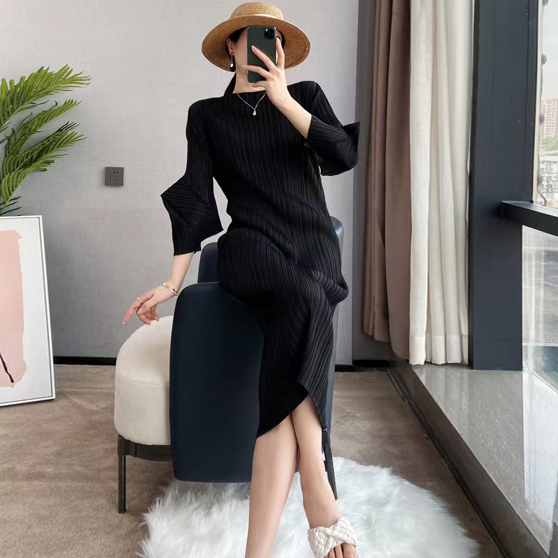 Summer 2022 New Miyake Pleated Loose Fashion Round Neck Small Niche Design Elegant Western Women Waist French Dress alx