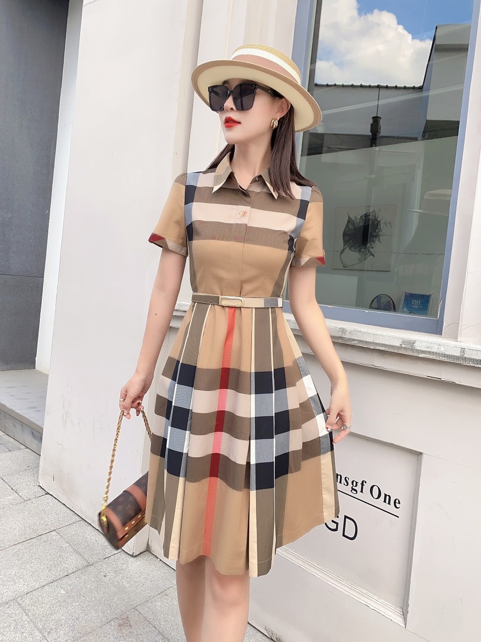 Summer 2022 new women’s dress long style large swing waist European station British check women’s skirt short sleeve alx