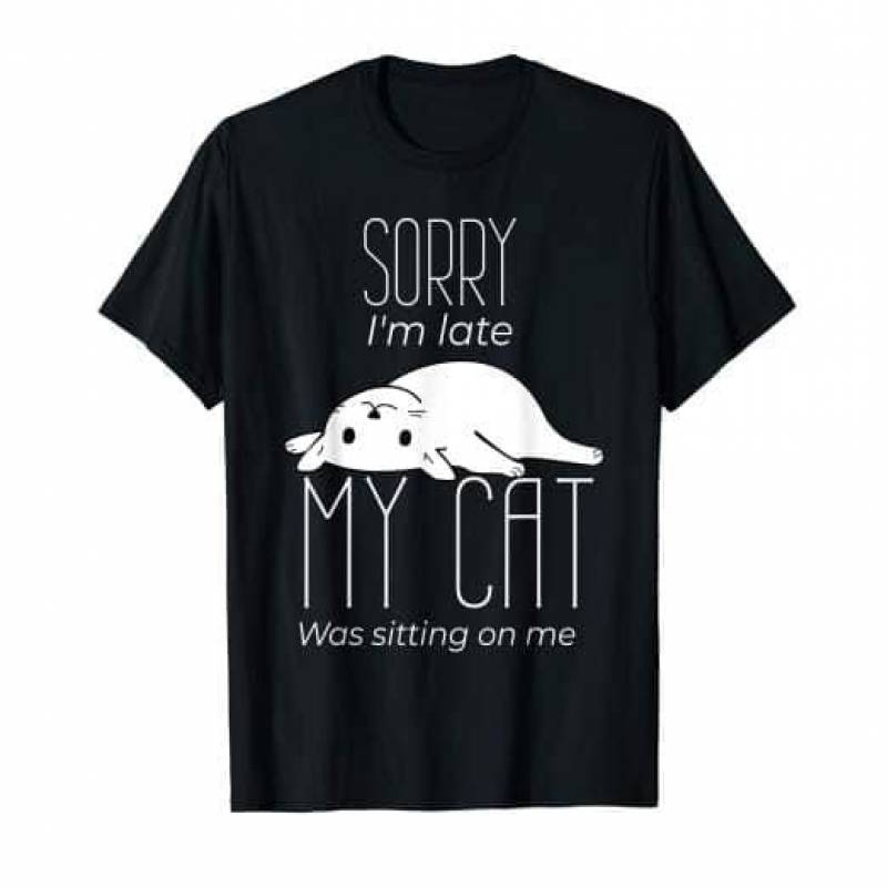 Sorry I’M Late My Cat Was Sitting On Me Cute Laying Cat Lovely White Kitten Huge Love For Cat Cat Addiction Adorable Gift For Cat Lovers Black Men And Women T Shirt S-5Xl