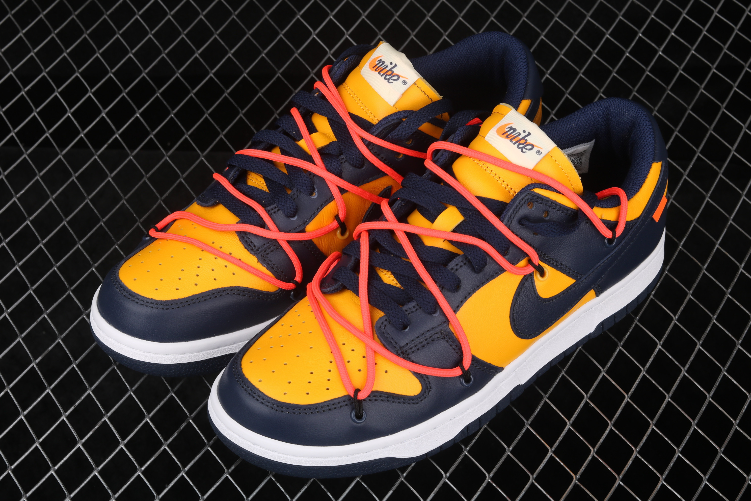 Nike Off-White x Dunk Low ‘University Gold’ Sneakers SNK915893789